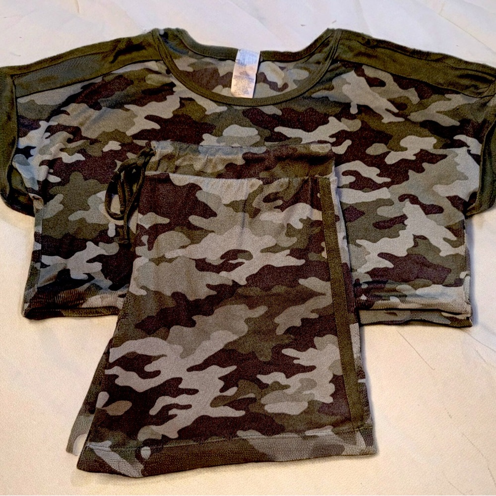 Lucky Brand Women’s Camo tee shirt and shorts Size XL